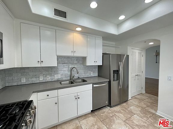 3rd image of 851 N San Vicente Blvd APT 301