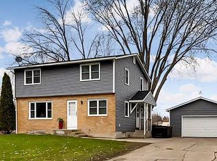 6906 35th St N, Oakdale, MN 55128