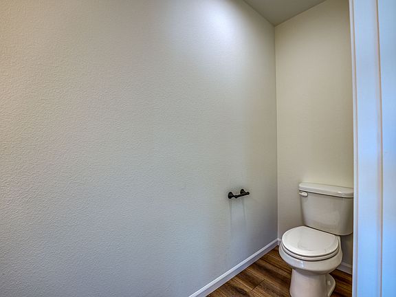 5th image of 204 Sunset Cove Ln