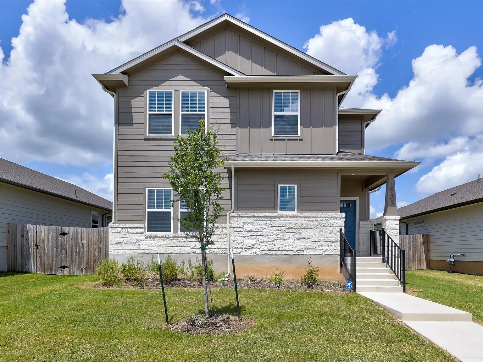 4 bed, 2.5 bath, 2136 sqft, $2,200 — Photo 1