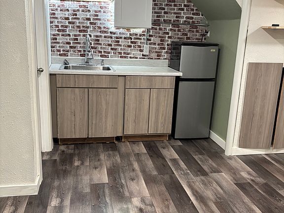 3rd image of 994 Monroe Ave #994