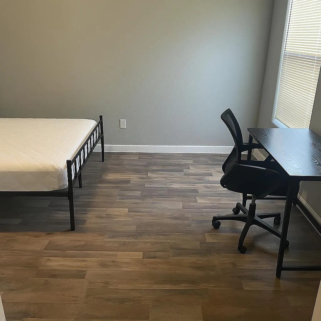 4 bed, 3.0 bath, 1672 sqft, $776 — Photo 1