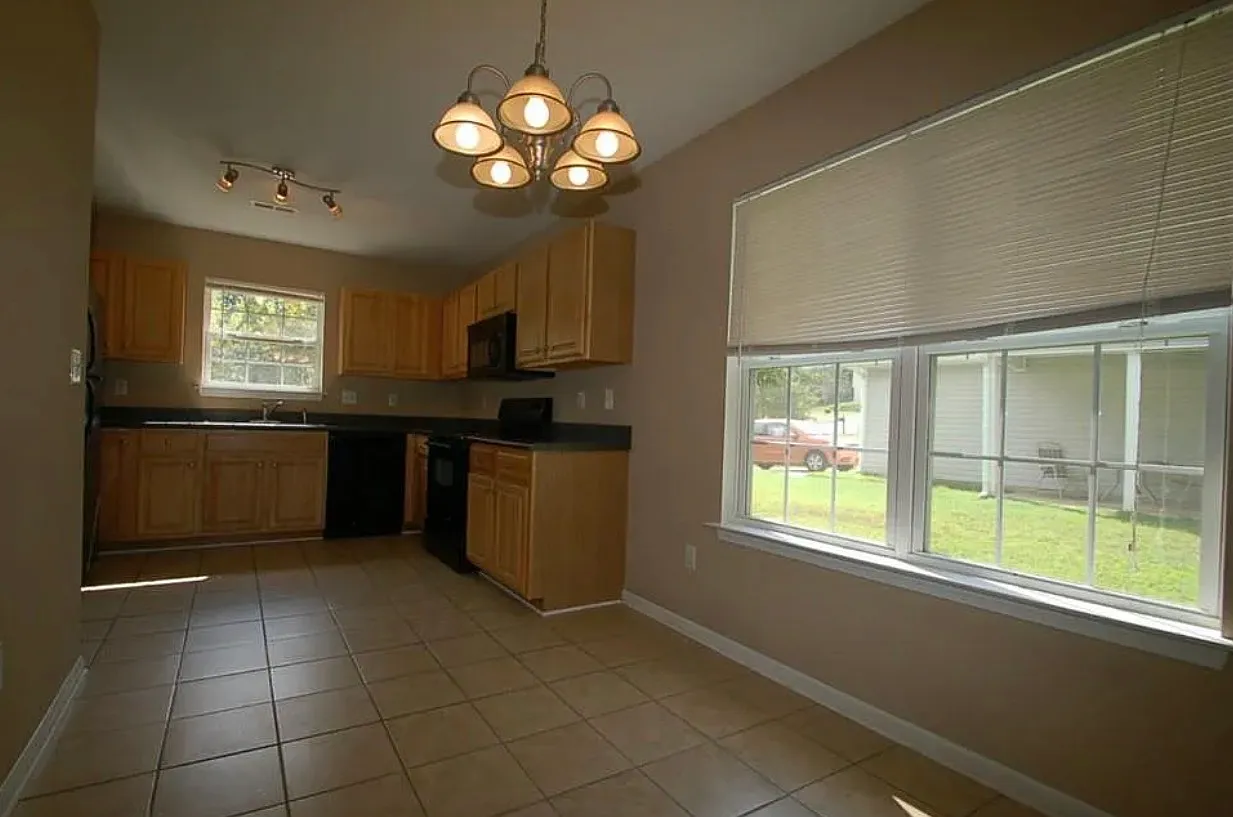 3 bed, 1055 sqft, $1,895 — Photo 4