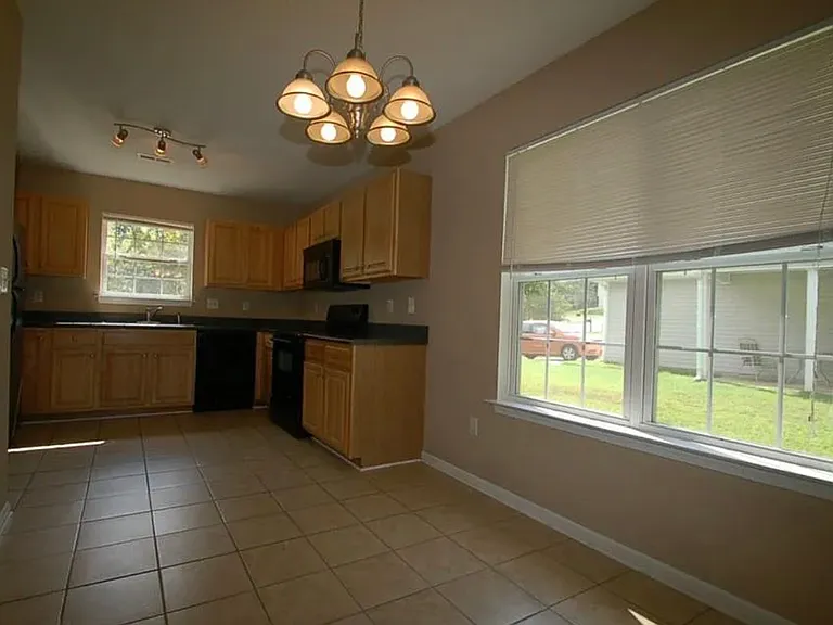 918 Valley Ridge Rd — Photo 2