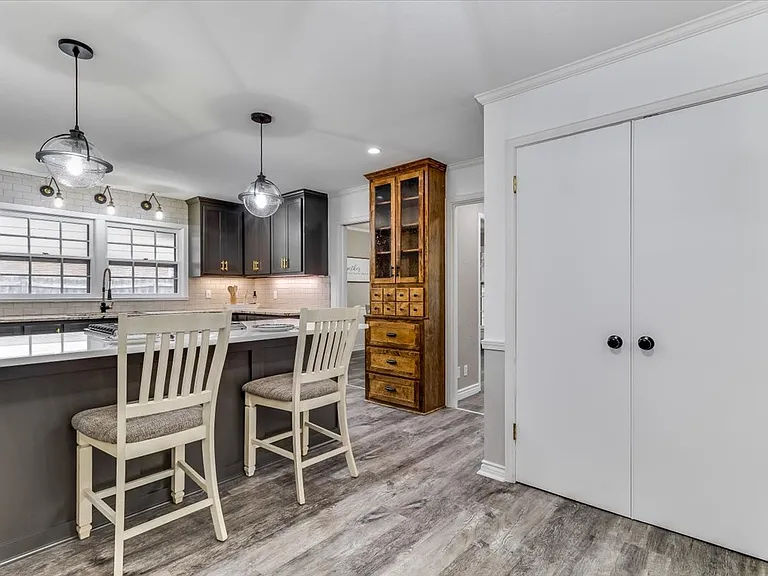 720 N Stratford Ln — Photo 8