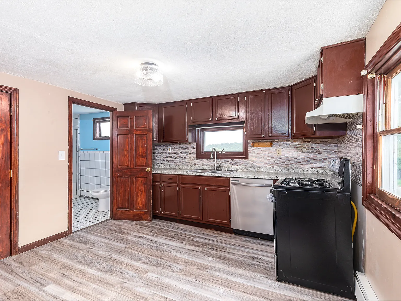 4 bed, 1.5 bath, 1000 sqft, $2,800 — Photo 4