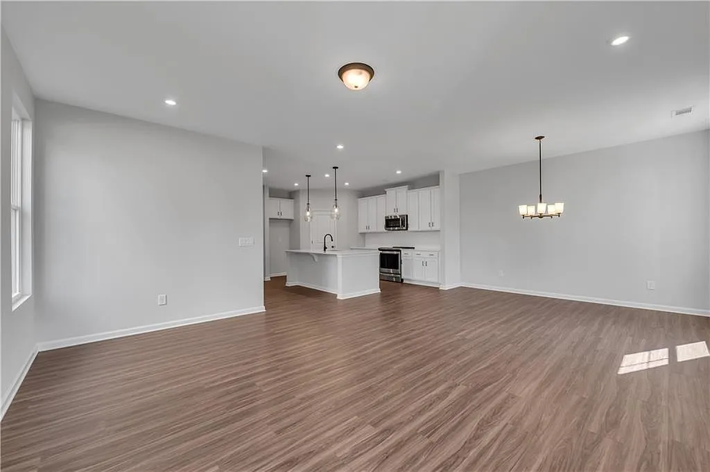 3 bed, 2.5 bath, 1924 sqft, $2,499 — Photo 2