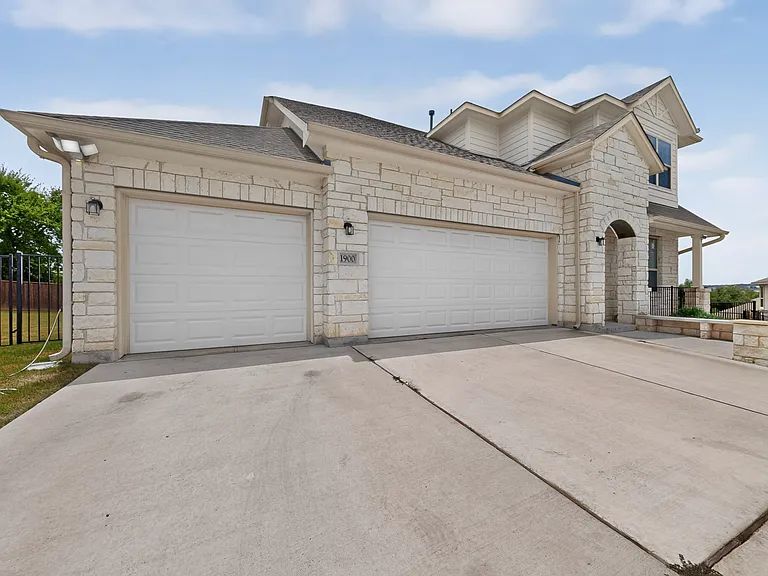 1900 Vinaros Ct — Photo 44