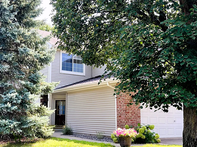 2212 White Water Way — Photo 3