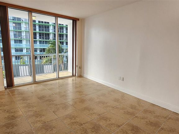 3rd image of 1750 N Bayshore Dr #121