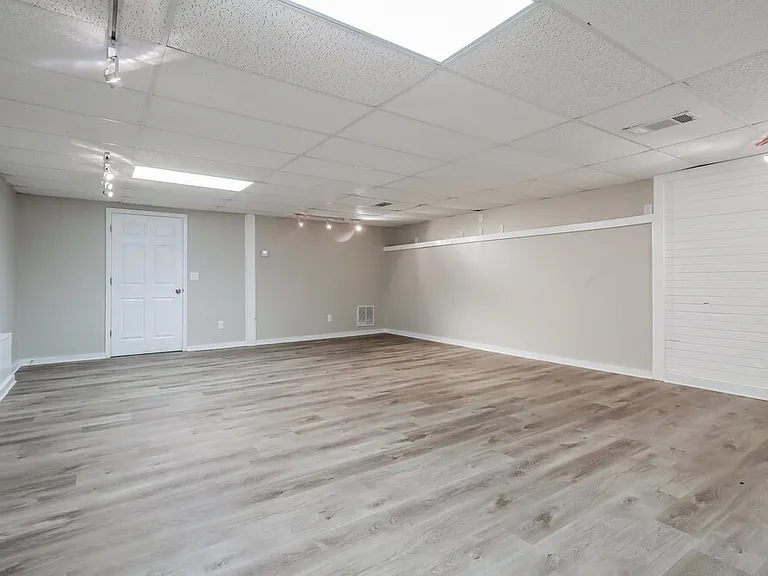 810 Windsor Dr — Photo 6