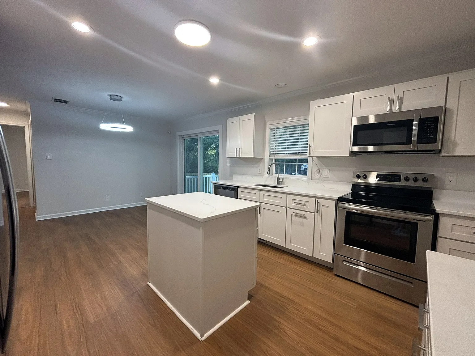 3 bed, 2.5 bath, 2200 sqft, $2,850 — Photo 2