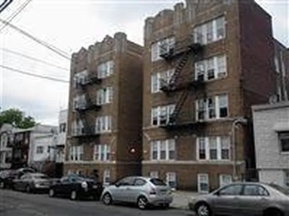 146 Manhattan Avenue image 1 of 10