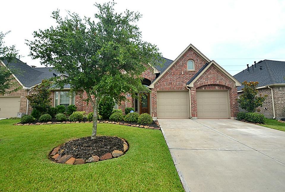 Front view of this exceptional home located at 28611 Green Hedge Dr.