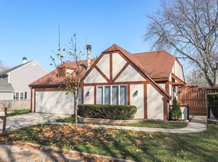 2851 Garden Dr, Lisle, IL 60532