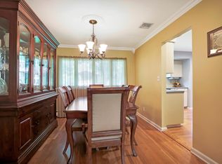 29 Schoenfield Ln, Melville, NY 11747