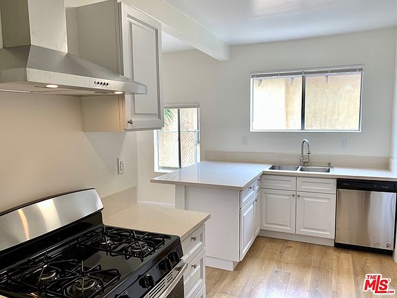 5th image of 620 W 41st Pl