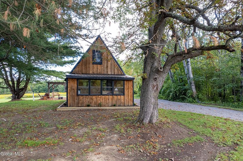 4th image of 331 MacPhail Road