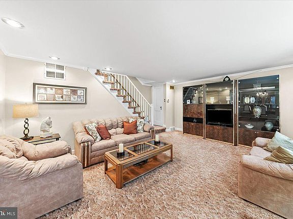 5th image of 322 Twin Oaks Dr