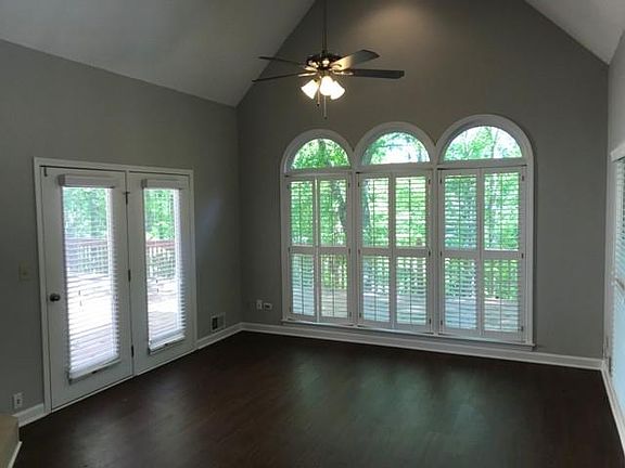 5th image of 251 Montrose Dr