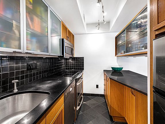 4th image of 260 W 22nd St APT 5