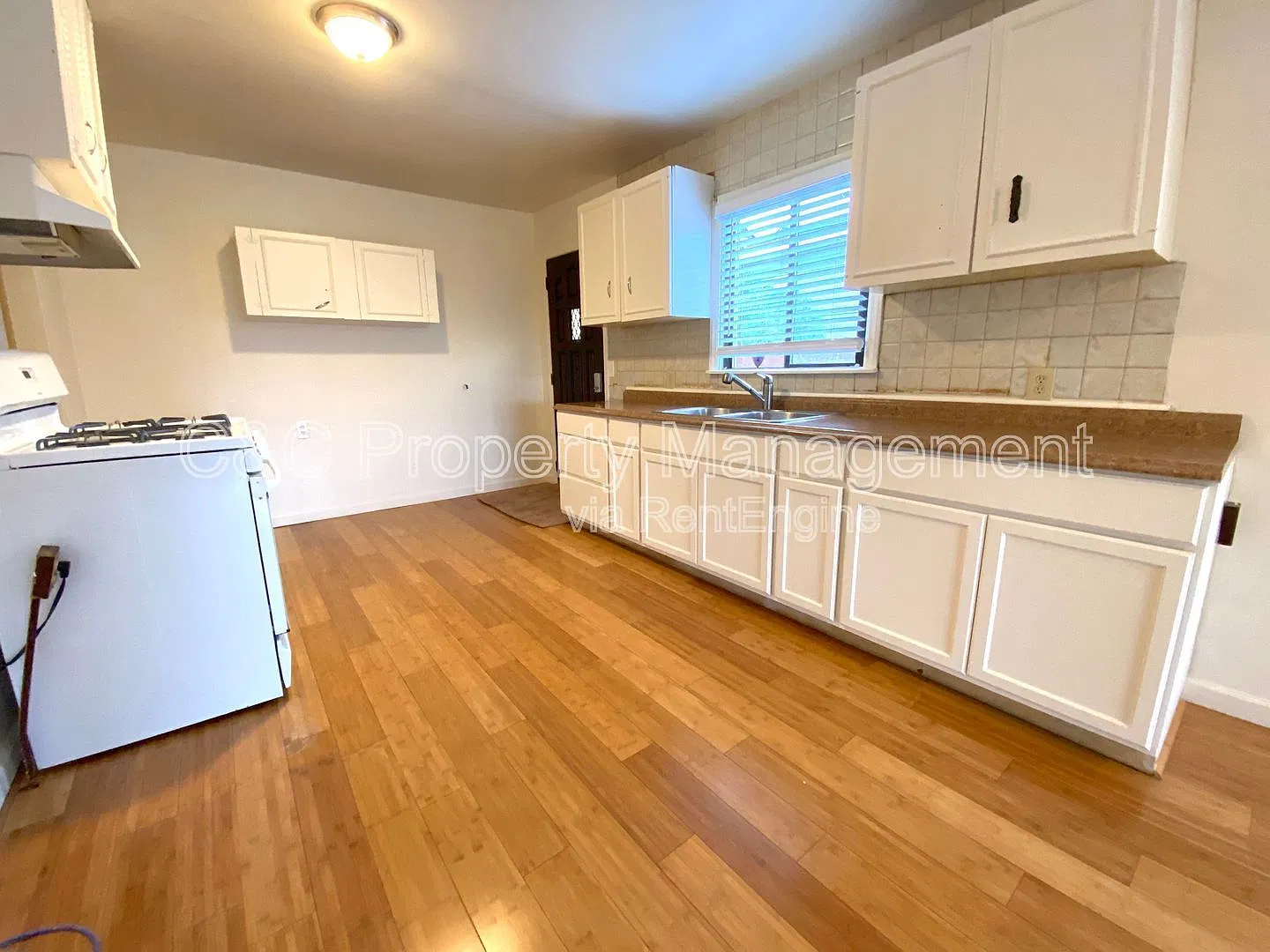 3 bed, 1.5 bath, 1818 sqft, $3,300 — Photo 4