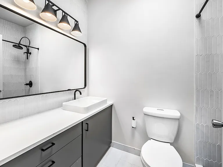 1337 W Flournoy St #2R — Photo 6