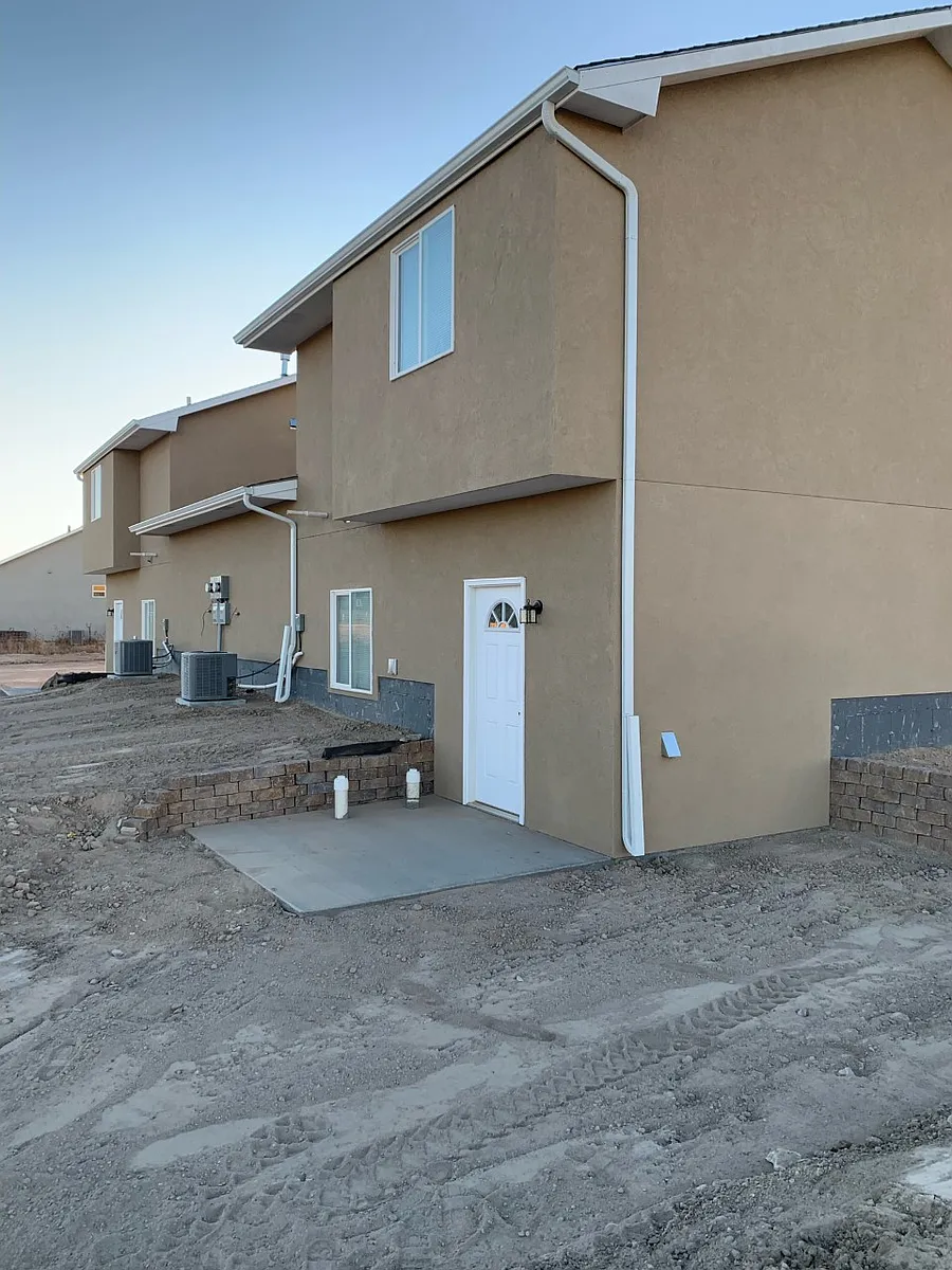 Building Photo - 404 E Larchmont Dr