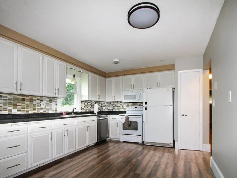 8613 Zenith Rd — Photo 2