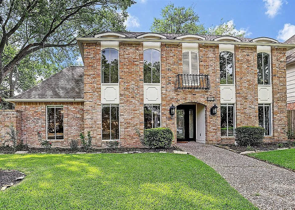 903 Crossroads Dr