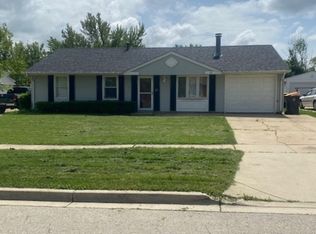 40 Hawthorne Ln, Streamwood, IL