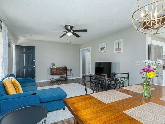 4th image of 18 Old Tree Ct