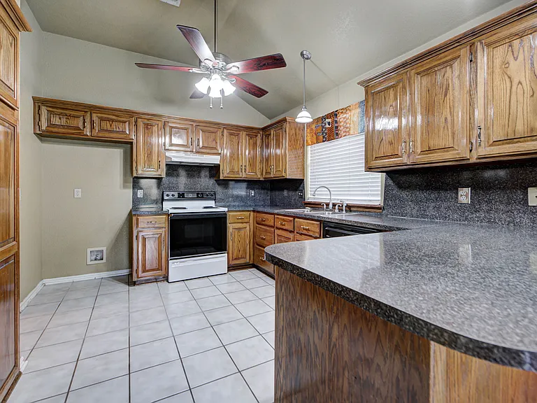 2912 Edinburg Dr — Photo 16