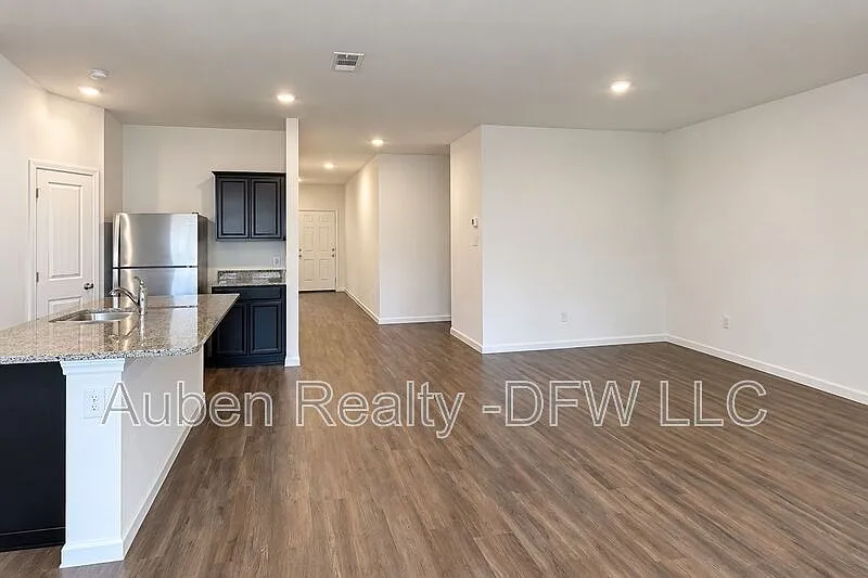 3 bed, 2.0 bath, 1662 sqft, $2,050 — Photo 4