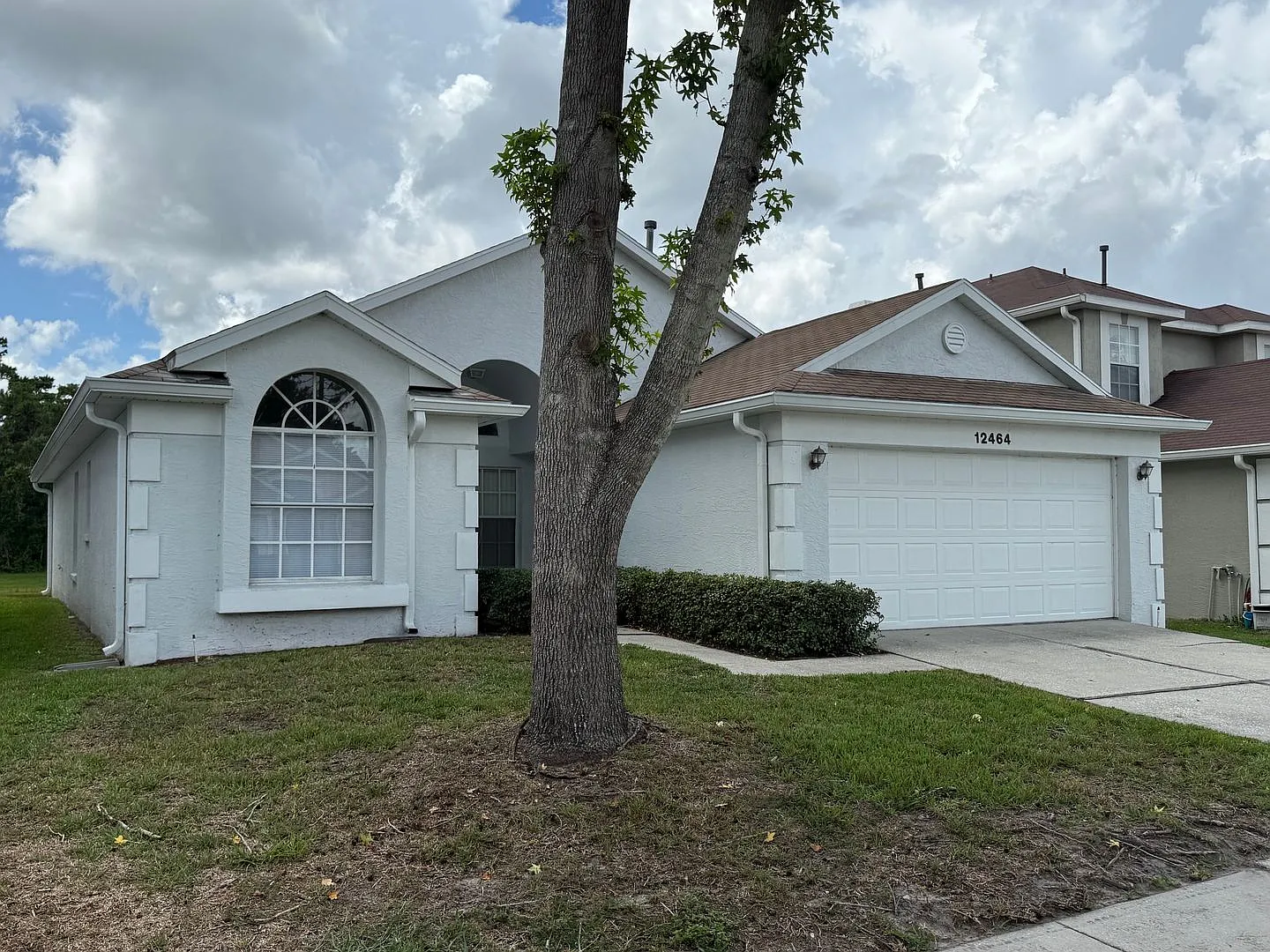 Large 3 Bedroom, 2 Bathroom Single Family Home — Photo 2