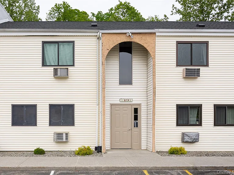 19 Scarborough Ln #A — Photo 1