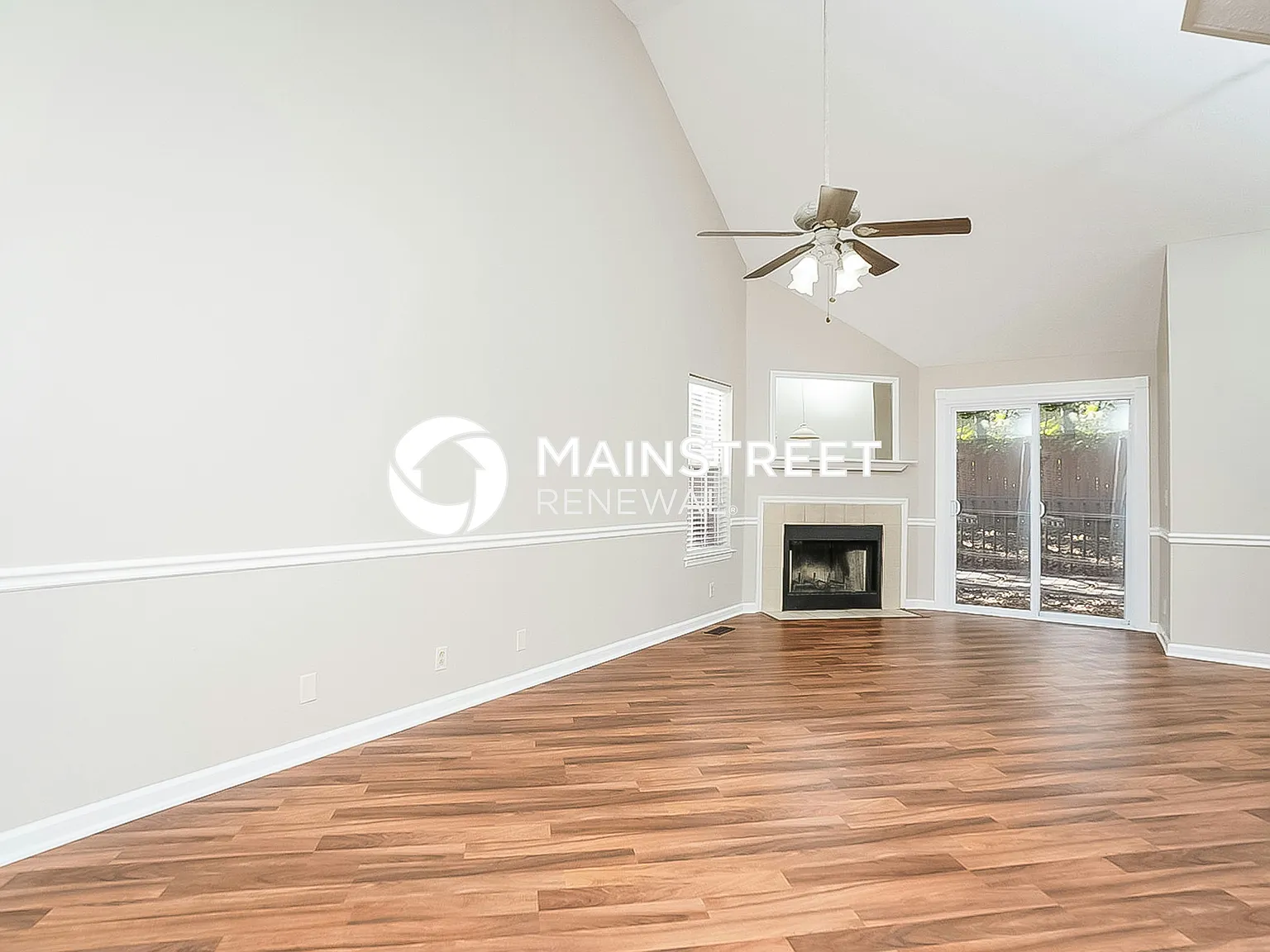 4068 Calumet Dr — Photo 2