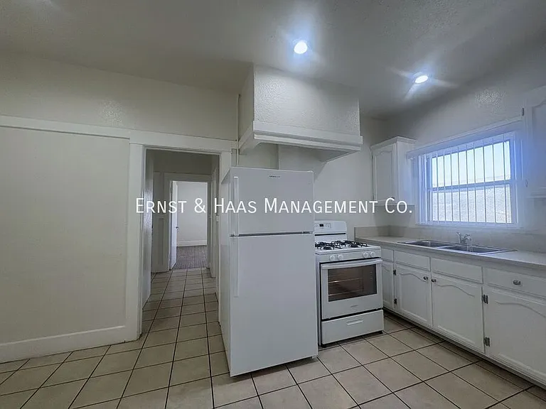 1249 Pine Ave — Photo 4