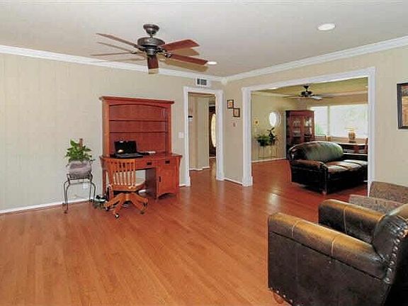 4th image of 9606 Leaside Dr