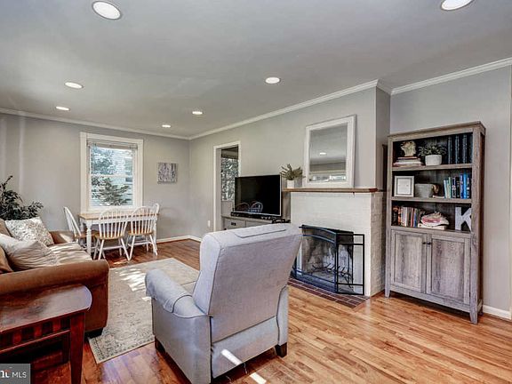 3rd image of 3119 Chepstow Ln