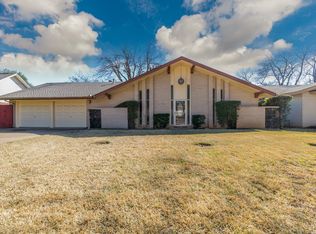 1616 White Way Dr, Arlington, TX 76013