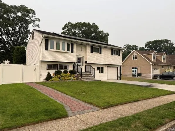 809 N Alleghany Ave, Lindenhurst, NY 11757