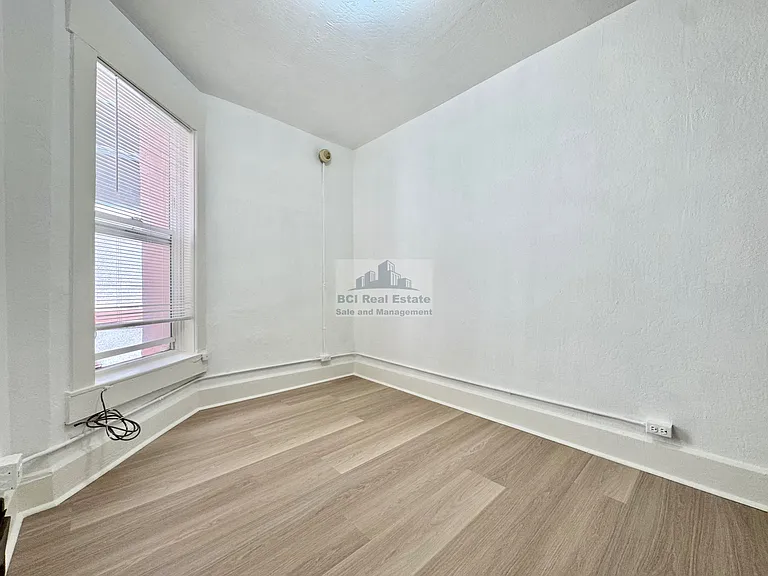 910 Clay St #1 — Photo 5