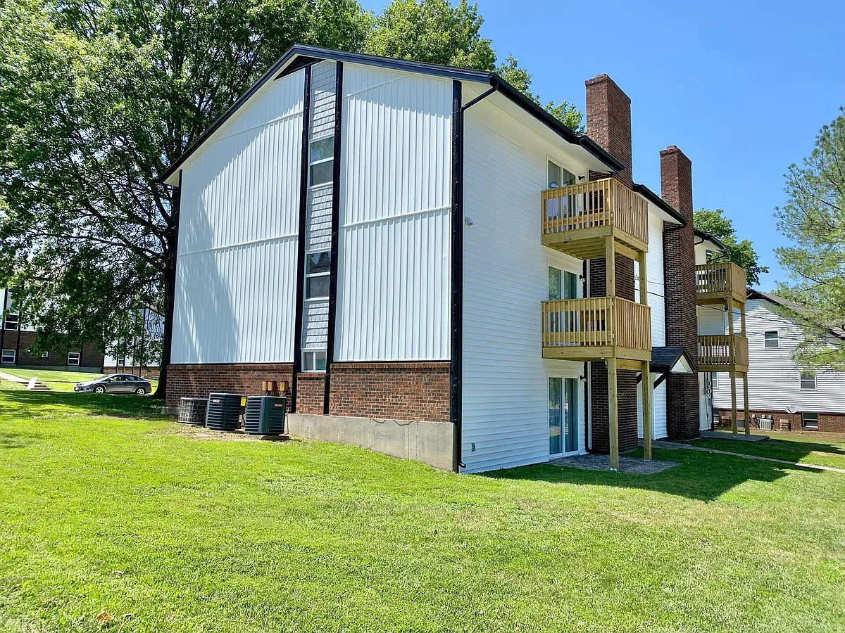 Building Photo - 2201 Twin Oaks Dr