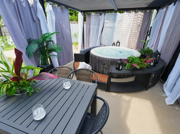 825 NW 127th St, North Miami, FL 33168