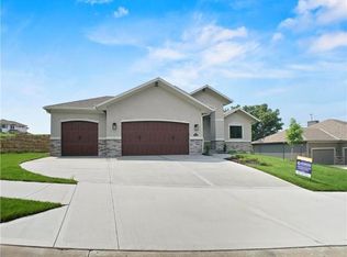 5932 S National Dr, Parkville, MO 64152