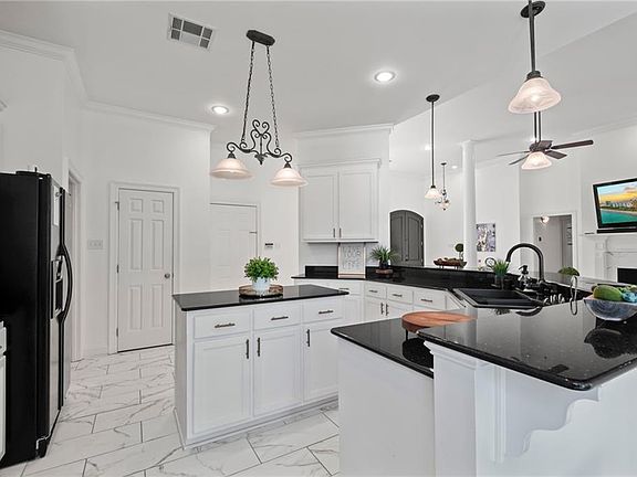 5th image of 1042 Creek Ct