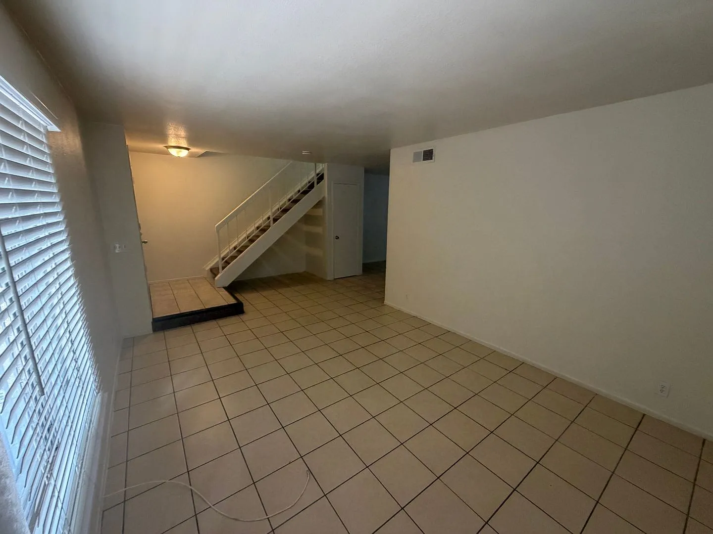 2story Townhouse 4bed, 1 1/2 Baths — Photo 1