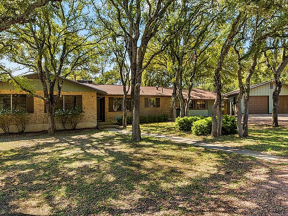 5th image of 320 Wilderness Dr