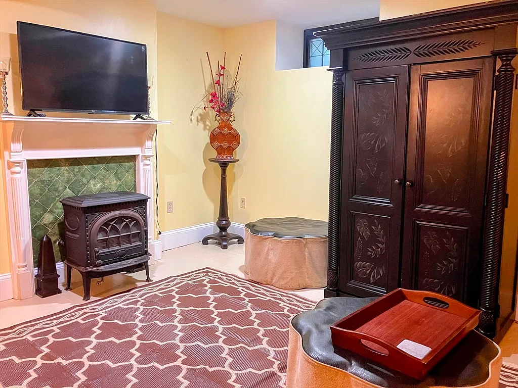 1 bed, 1.0 bath, 700 sqft, $2,300 — Photo 2